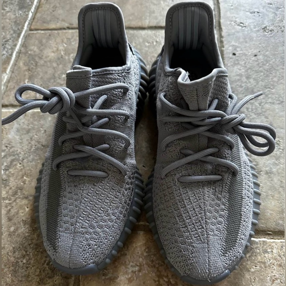 Yeezy Boost 350 V2 'Steel
Grey' 2024.